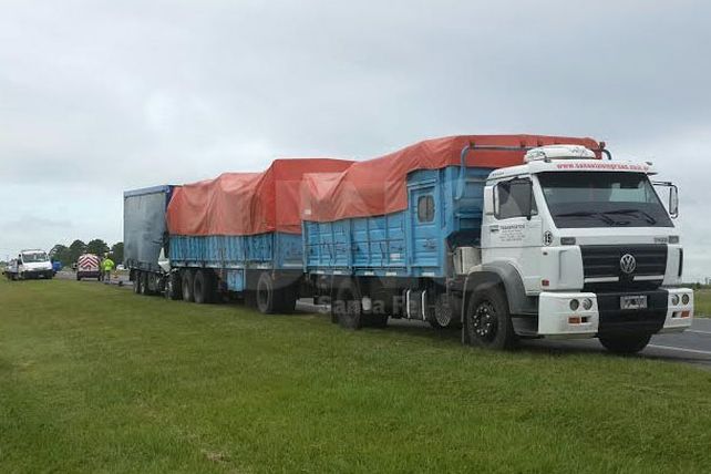 Un muerto por el choque de dos camiones en la autopista Santa Fe-Rosario