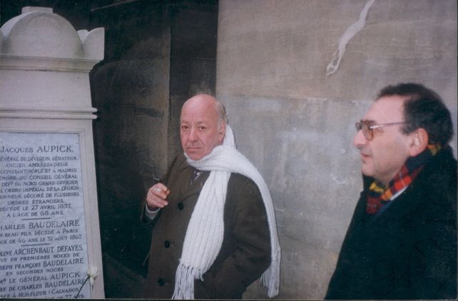 Aldo Oliva y Juan José Saer en la tumba de Charles Baudelaire.