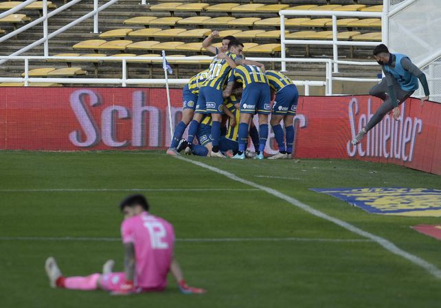 El festejo del canalla tras el gol de Vecchio.