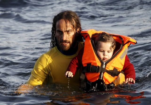 La esperanza. El argentino en un solo día ayudó a numerosos sirios que querían llegar a Grecia.