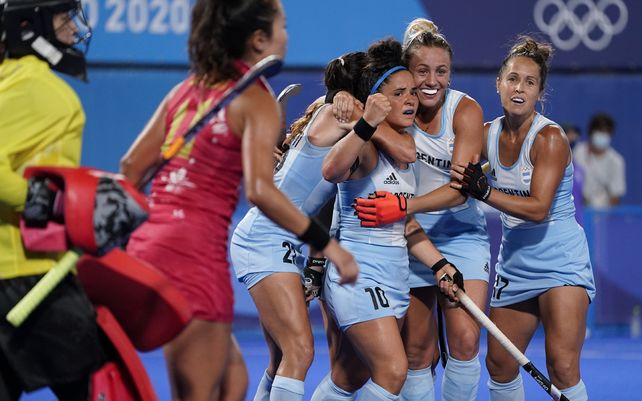 María José Granatto (10) celebra con sus compañeras de equipo luego de anotar el gol a la arquera japonesa Sakiyo Asano