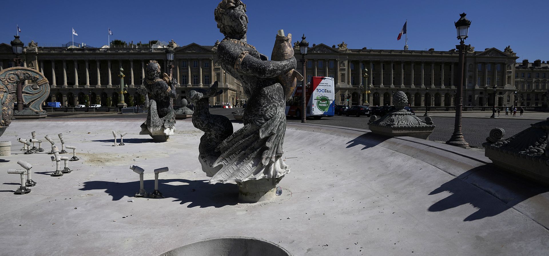 Las fuentes de la plaza Concorde están vacías en París, Francia, mientras Europa se encuentra bajo una ola de calor extremo. La primera ministra francesa, Elisabeth Borne, advirtió que Francia enfrenta la 