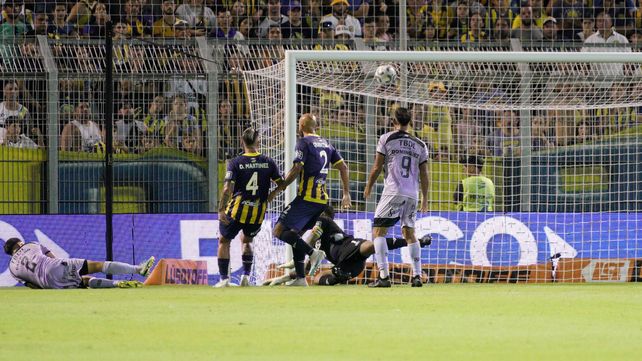 Ni Martínez, ni Quintana, ni Broun logran impedir el gol de Capraro. Central esa vez lo perdió en el Gigante.