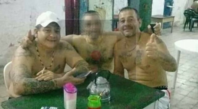 El Pato Calderón levanta el pulgar junto a Keko mientras estaban presos en un pabellón de Coronda. &nbsp;