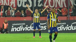 Malcorra celebra en el clásico frente a Newells en el Coloso.