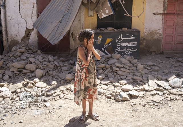 Una niña observa anonadada la destrucción de su barrio en Marrakech.