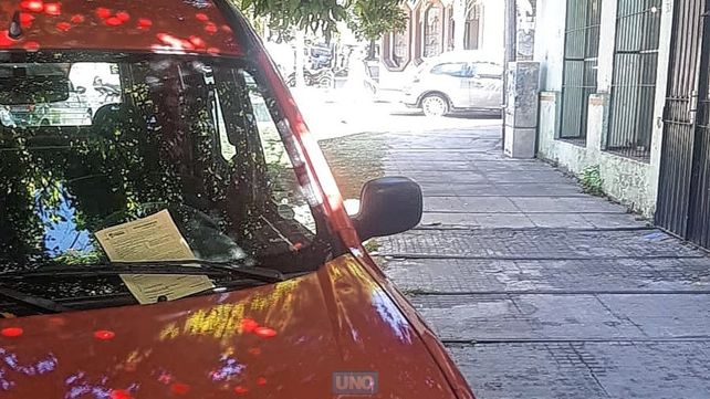 Polémica: autos multados por estar estacionados en la vereda
