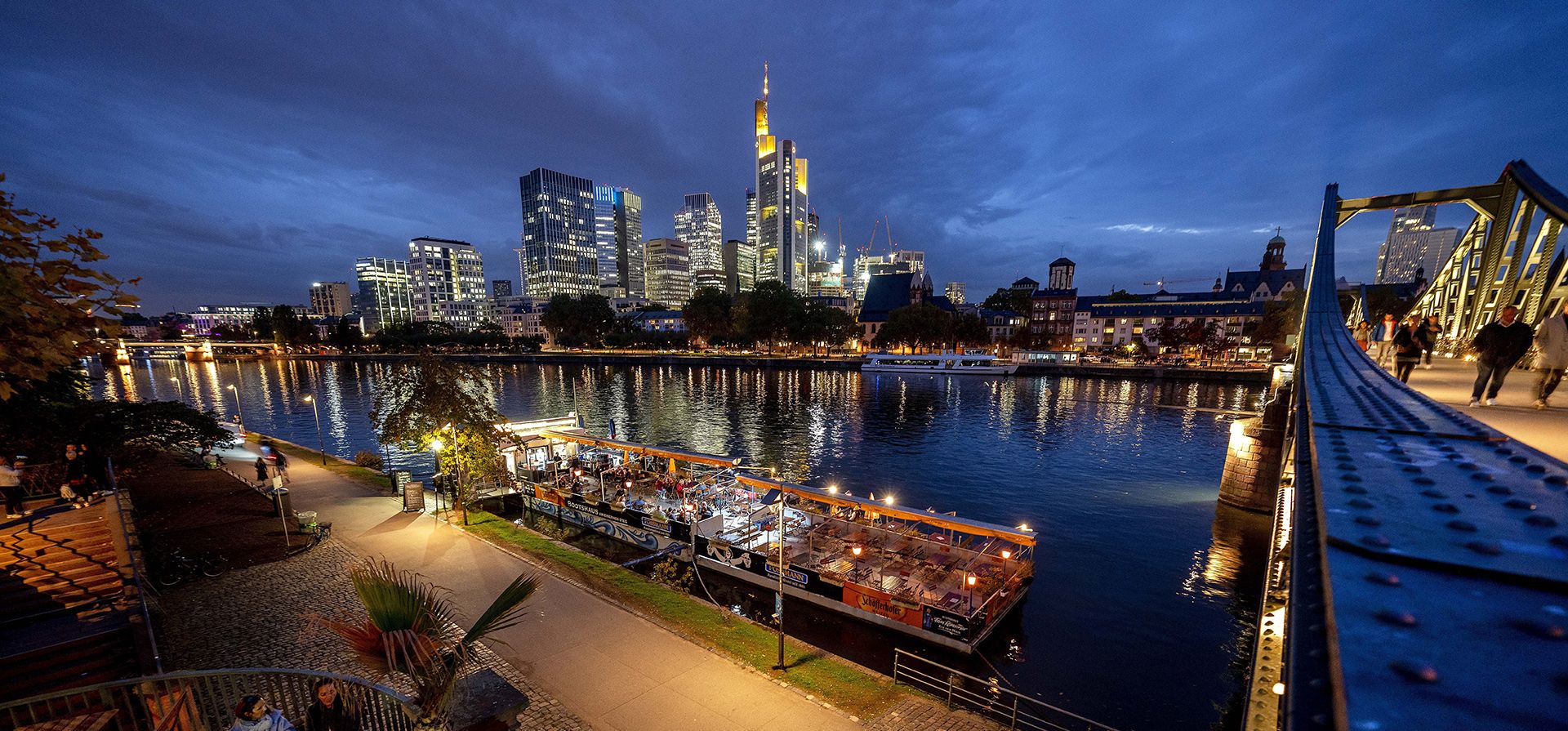 La gente disfruta de la vista en el río Main en una cálida tarde en Frankfurt, Alemania, el lunes 10 de octubre de 2022.