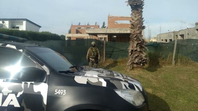 en construcción. Una de las propiedades de Alvarado allanada por la policía en un barrio privado.