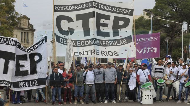 Por trabajo, producción y soberanía gremios y organizaciones sociales se manifestaron en Paraná