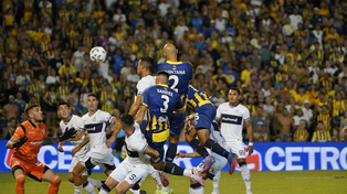 Carlos Quintana convierte uno de los goles de Central ante Gimnasia en el último triunfo canalla en Arroyito.