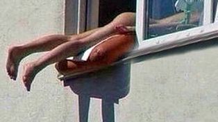 Una mujer provoca un accidente vial por broncearse desnuda en ventana