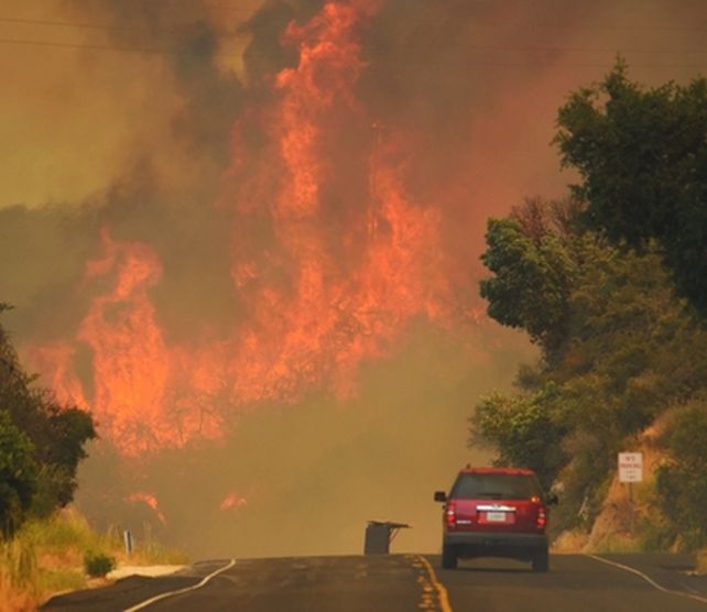 california. Columnas de humo y fuego bajaron desde las montañas a zonas pobladas.