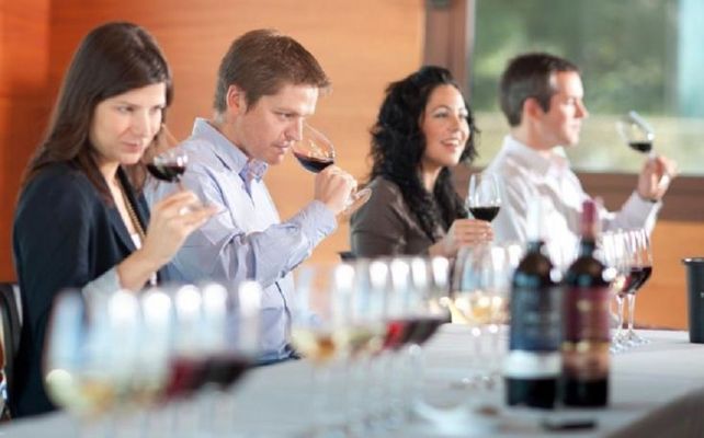 Los 7 errores que más se cometen al tomar vino