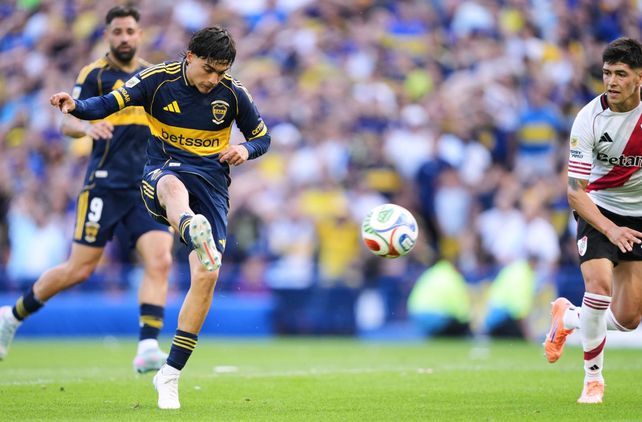 El Changuito Zeballos define con mucha tranquilidad y marca el primer de Boca en el triunfo frente a River.