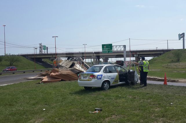 Volcó el acoplado de un camión en la Circunvalación Oeste