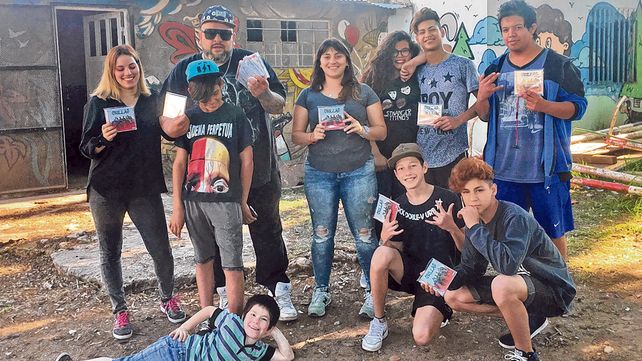 Orgullo. Integrantes del taller del rap con su profesor