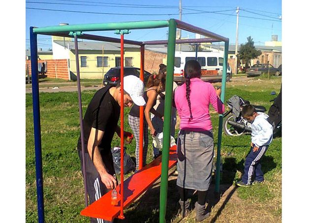 Gracias al esfuerzo de todos los vecinos el barrio René Favaloro tiene una plaza