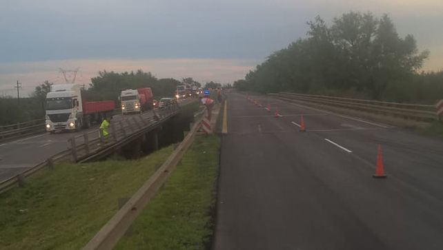 Un camionero murió al caer con su camión debajo de un puente