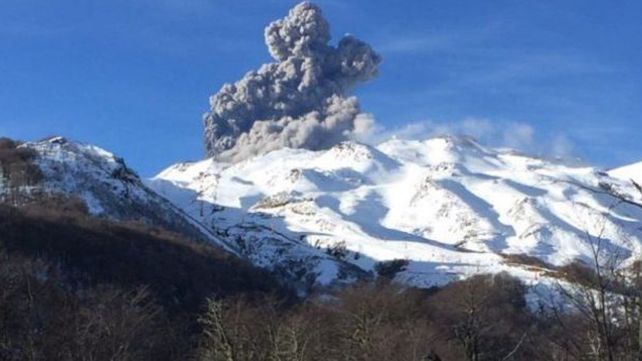 Alerta por una serie de explosiones en el volcán chileno Nevados del Chillán