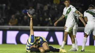 Octavio Bianchi se desplomó a los 24’ tras el pisotón de Maciel. Fue penal, pero Quintana no pudo capitalizarlo.