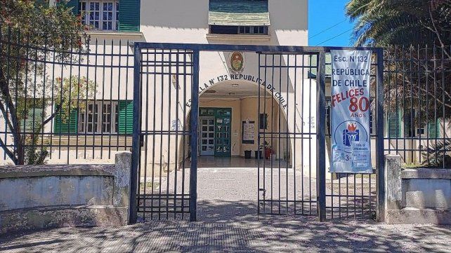 En la Escuela República de Chile un grupo de padres organiza una feria solidaria