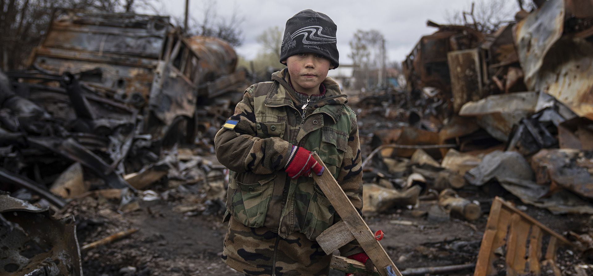 Yehor, de 7 años, sostiene un rifle de juguete de madera junto a vehículos militares rusos destruidos cerca de Chernihiv, Ucrania. (Foto AP/Evgeniy Maloletka) Yehor, de 7 años, sostiene un rifle de juguete de madera junto a vehículos militares rusos destruidos cerca de Chernihiv, Ucrania. (Foto AP/Evgeniy Maloletka)