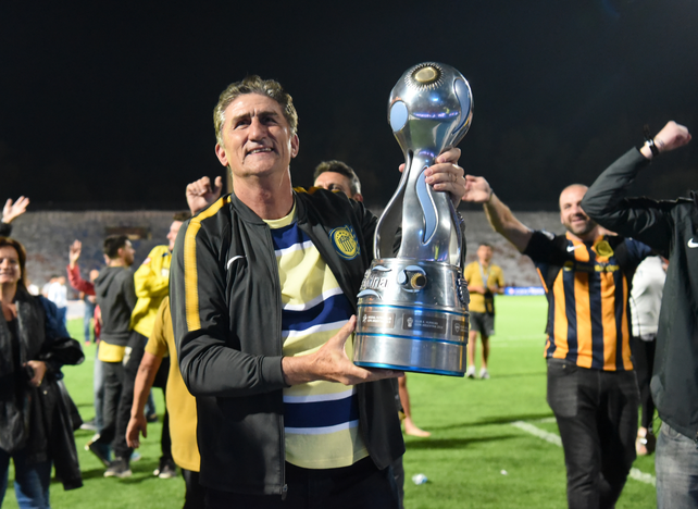 Edgardo Bauza alza en Mendoza el trofeo que ganó con Central en 2018.