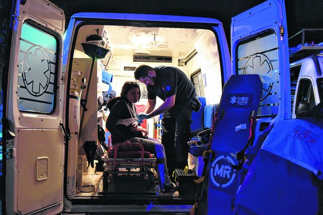 Cuidados. Los profesionales suelen pasar más tiempo arriba de las ambulancias que en sus casas. A veces el tiempo vuela