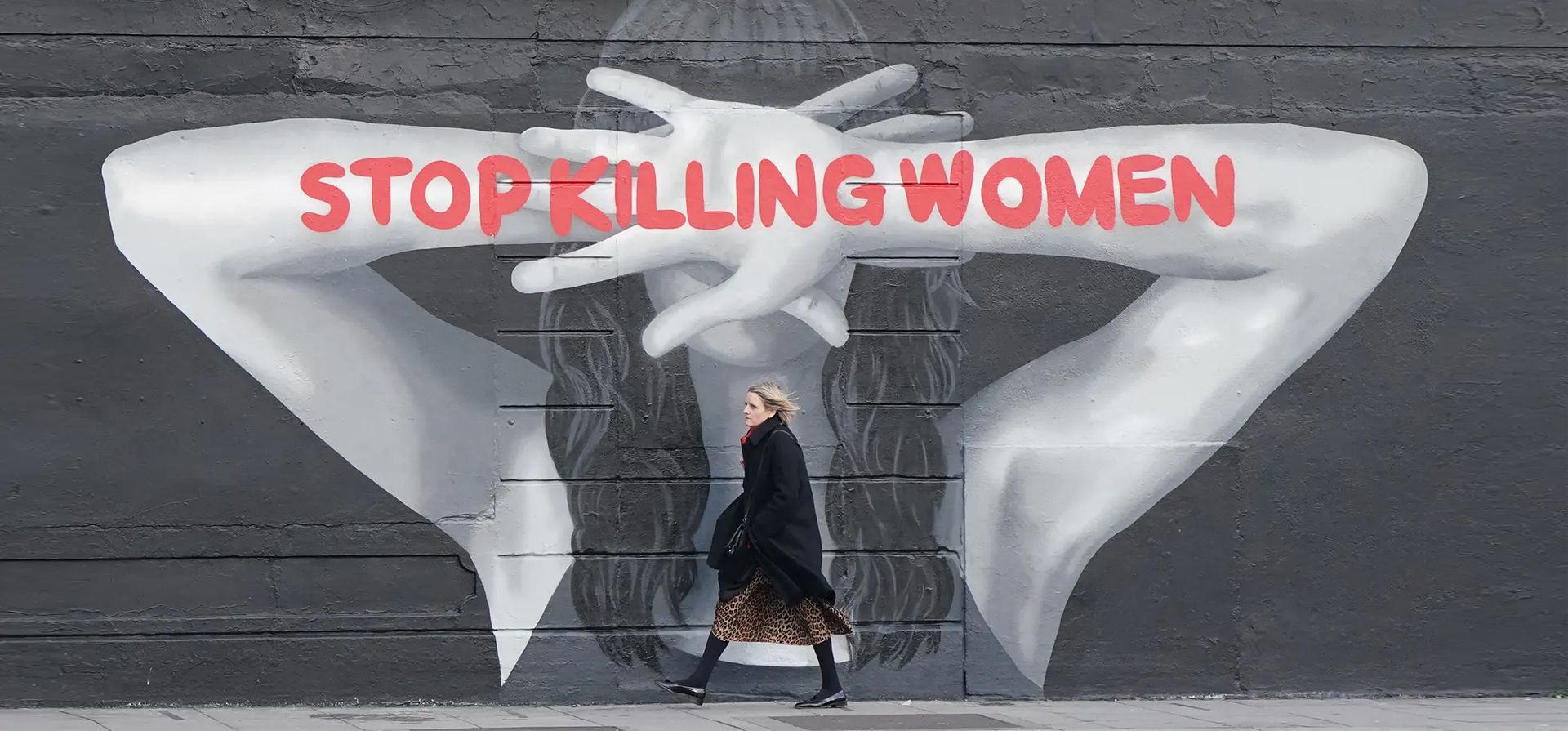 Dublín, Irlanda. Una mujer pasa junto a un mural pintado para Women