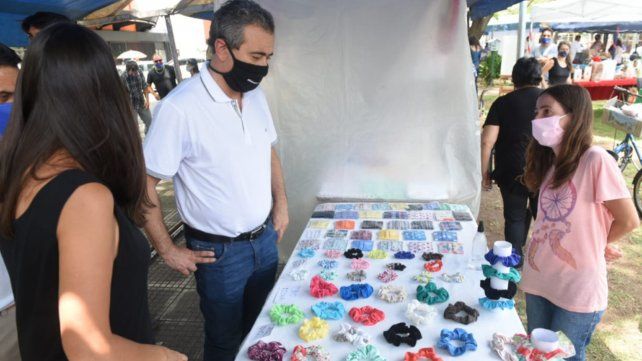 El intendente Javkin recorrió los puestos de la feria popular de economía social montada en San Martín y Uruguay.