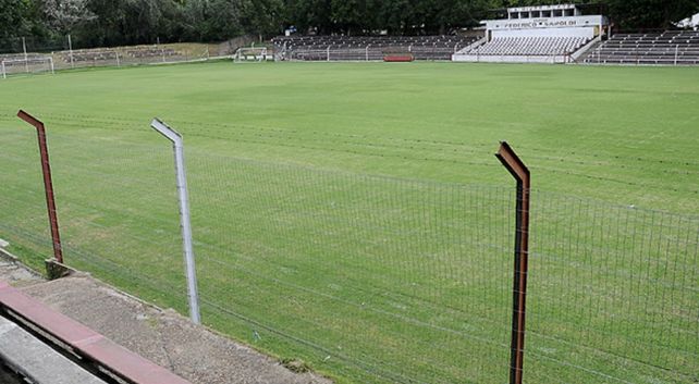 Newells versión Larriera sale a escena en un estadio exiguo y con una historia particular