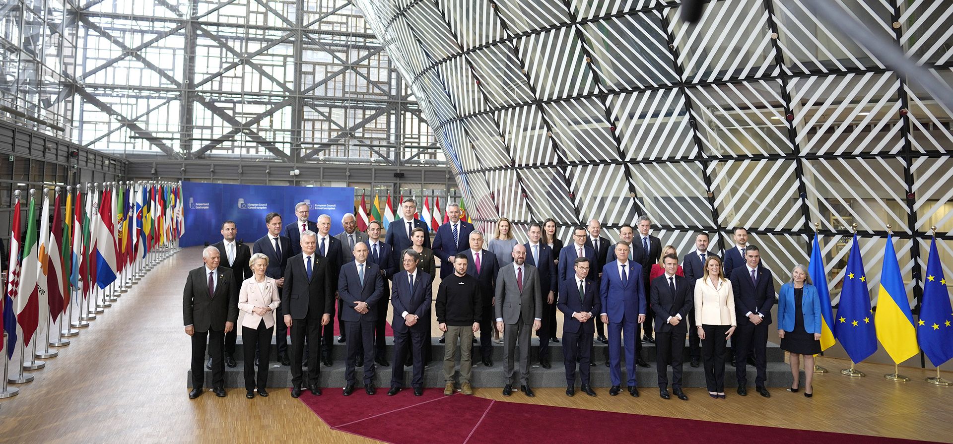 El presidente de Ucrania, Volodymyr Zelenskyy, y el presidente del Consejo Europeo, Charles Michel, posan con otros líderes de la Unión Europea durante una foto grupal en una cumbre de la UE en Bruselas el jueves 9 de febrero de 2023. (Foto AP/Virginia Mayo)