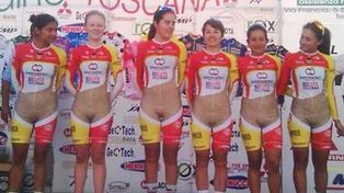 Ciclistas colombianas generaron un escándalo en Italia por correr con calzas color piel
