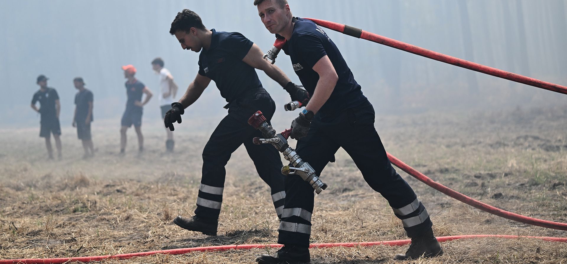 Los bomberos despliegan mangueras mientras combaten incendios cerca de La Berle de Cassy, durante los incendios forestales que azotan el suroeste de Francia, el miércoles 29 de julio de 2026. (Foto AP/Emma Da Silva) Los bomberos despliegan mangueras mientras combaten incendios cerca de La Berle de Cassy, durante los incendios forestales que azotan el suroeste de Francia, el miércoles 29 de julio de 2026. (Foto AP/Emma Da Silva)