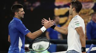 Novak Djokovic saluda a Tomás Etcheverry, el único tenista argentino que quedaba en el Abierto de Australia, tras vencerlo en tres sets.