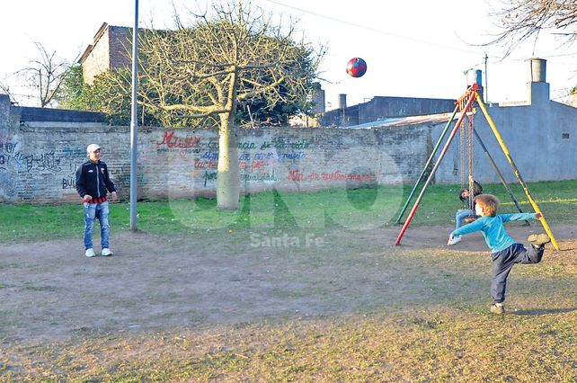 Los juegos. La plazoleta Las Delicias es el espacio verde que más disfrutan los chicos del barrio. No sólo aprovechan las estructuras instaladas para tal fin