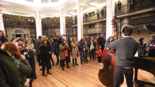 Luces, música y acrobacias en la reinauguración de la Biblioteca Argentina