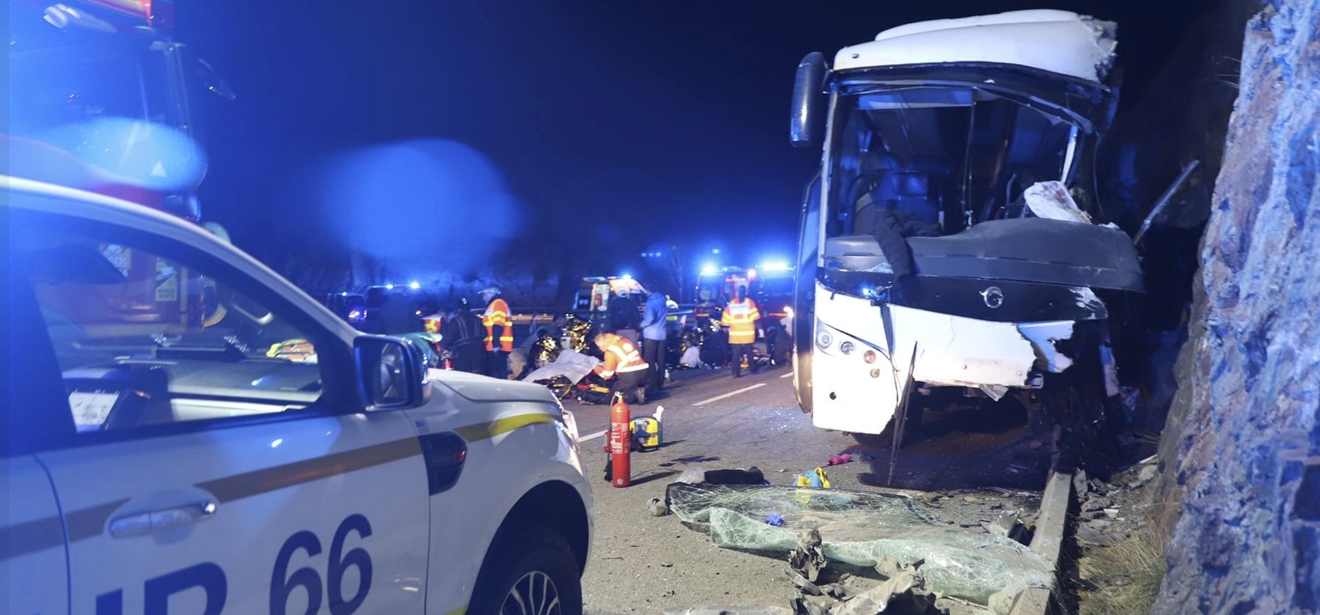 Esta fotografía proporcionada el 2 de diciembre de 2024 por la brigada de rescate regional muestra un autobús que se estrelló el domingo 1 de diciembre de 2024 por la noche cerca de una estación de esquí en los Pirineos en el sur de Francia. (SDIS66 vía AP) Esta fotografía proporcionada el 2 de diciembre de 2024 por la brigada de rescate regional muestra un autobús que se estrelló el domingo 1 de diciembre de 2024 por la noche cerca de una estación de esquí en los Pirineos en el sur de Francia. (SDIS66 vía AP)