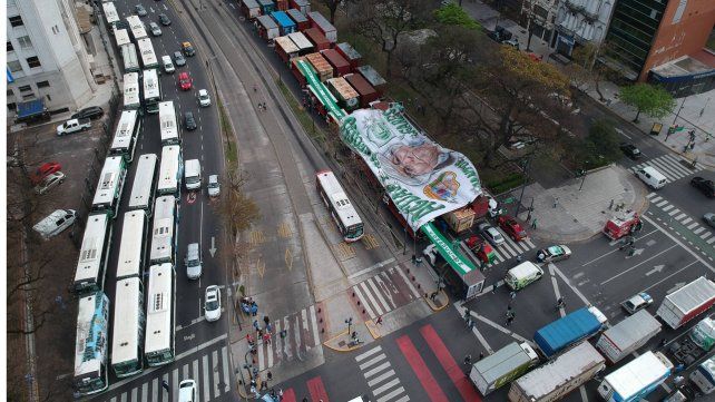 Una caravana de camiones, ómnibus y autos copó la zona del Obelisco en el Día de la Lealtad.