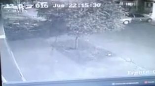 La cámara de seguridad muestra el momento en el que Rodrigo Espíndola ingresa al garage de su casa.&nbsp;