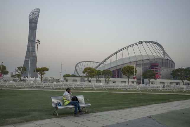 Un trabajador migrante duerme en un banco antes de su turno matutino, frente al estadio internacional Khalifa, que albergará partidos durante el Mundial de Qatar, FIFA 2022, en Doha.