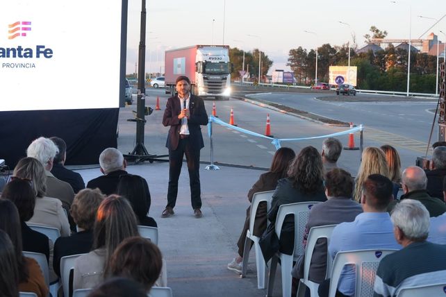 Departamento San Martín: Pullaro entregó viviendas e inauguró una rotonda sobre dos rutas provinciales