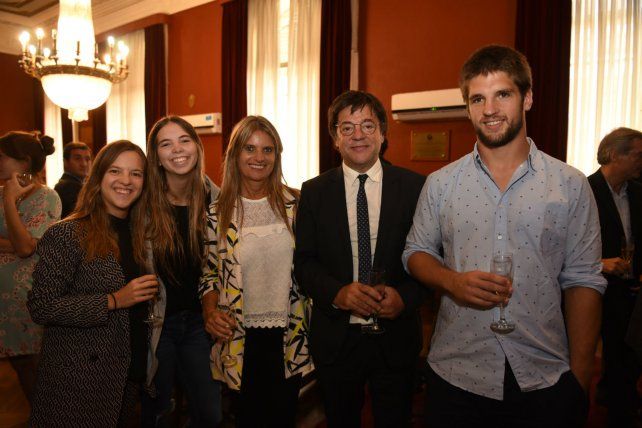 Acuerdo cerrado. La familia Scaglione durante el brindis.(La Capital)