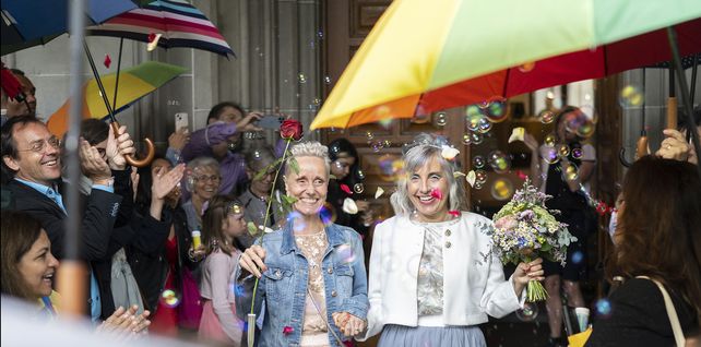 Annett Babinsky y Laura Suárez celebran su matrimonio en la oficina de registro Amtshaus en Zúrich