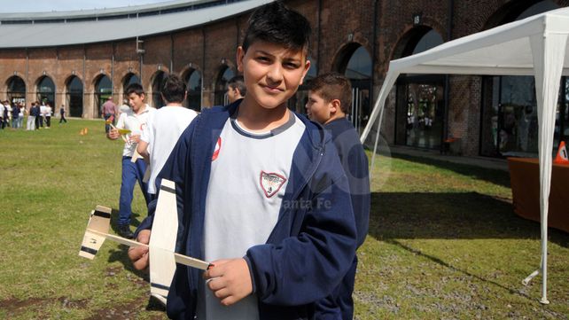 Escuelas primarias participaron de una demostración de aeromodelismo en La Redonda