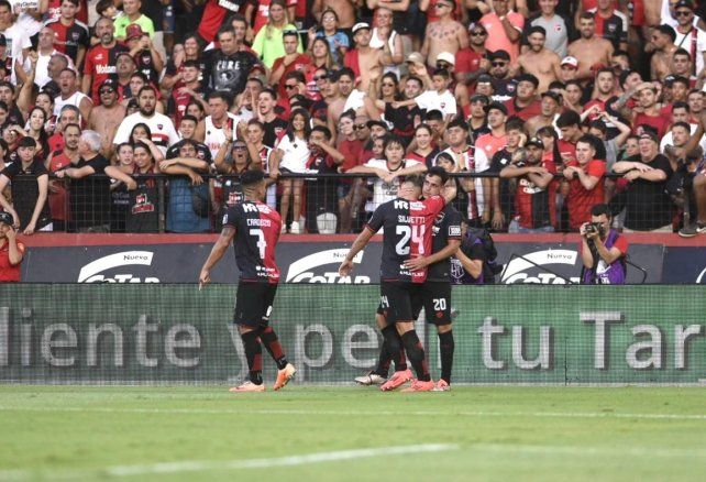Gonzalo Maroni celebra el gol de Newells con Mateo Silvetti.