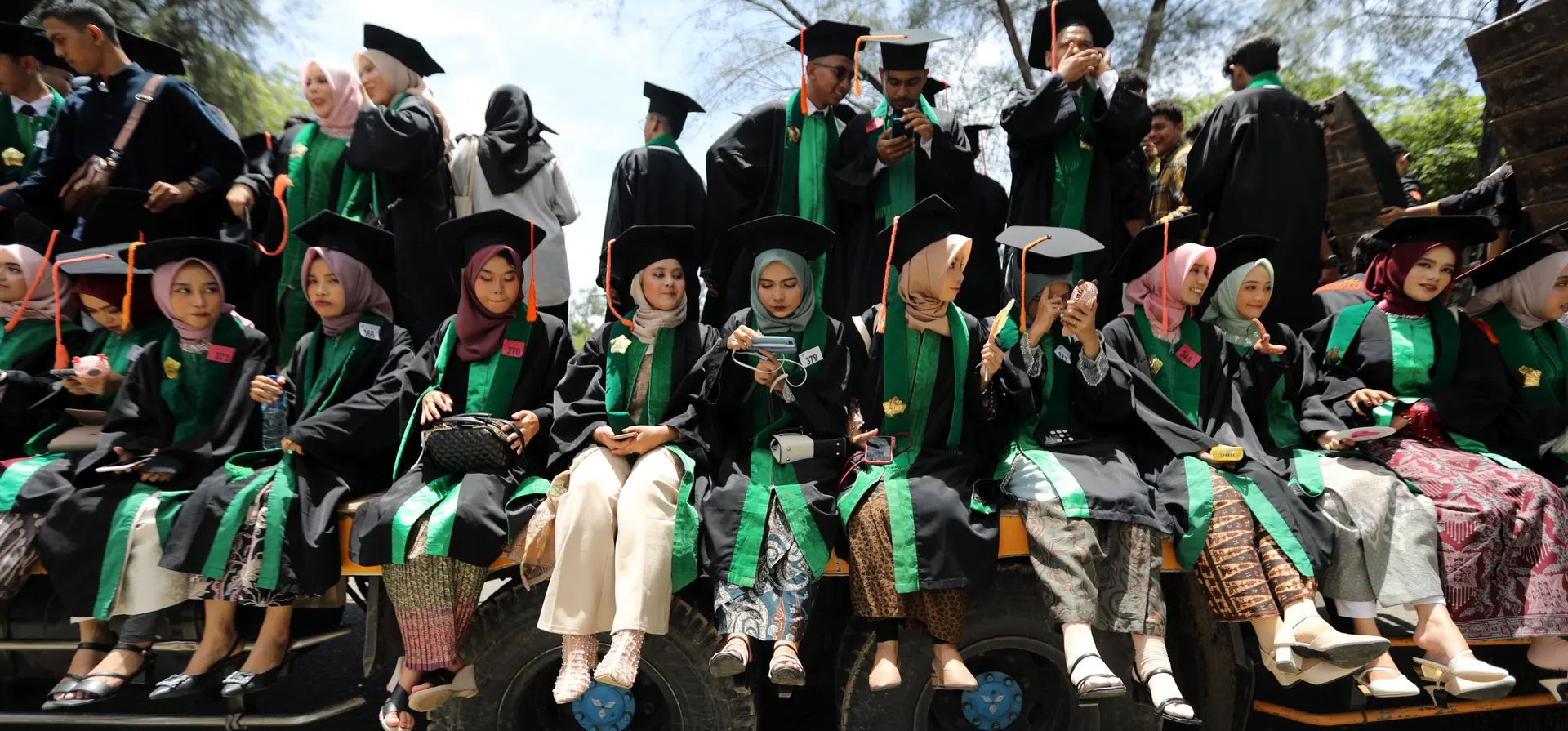 Banda Aceh, Indonesia. Estudiantes asisten a una ceremonia de graduación en la Universidad de Syiah Kuala. Según la Agencia Central de Estadísticas de Indonesia (BPS), las cifras de desempleo para 2023 alcanzaron los 7,99 millones, con un 12% (alrededor de 958.800) graduados universitarios desempleados. Fotografía: Hotli Simanjuntak/EPA Banda Aceh, Indonesia. Estudiantes asisten a una ceremonia de graduación en la Universidad de Syiah Kuala. Según la Agencia Central de Estadísticas de Indonesia (BPS), las cifras de desempleo para 2023 alcanzaron los 7,99 millones, con un 12% (alrededor de 958.800) graduados universitarios desempleados. Fotografía: Hotli Simanjuntak/EPA