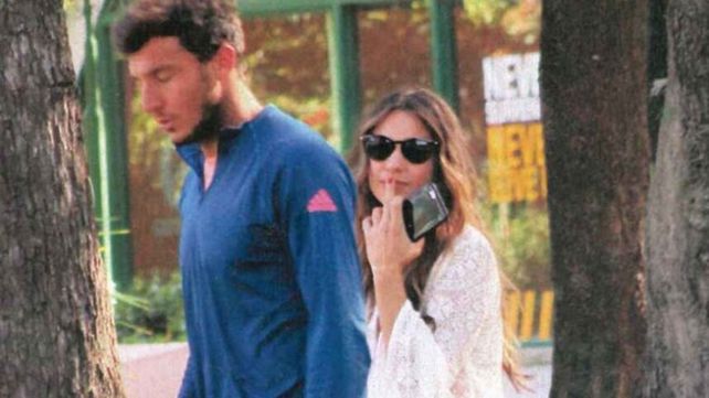 La guarangada de Pampita con su dedo al ser descubierta con Pico Mónaco La guarangada de Pampita con su dedo al ser descubierta con Pico Mónaco