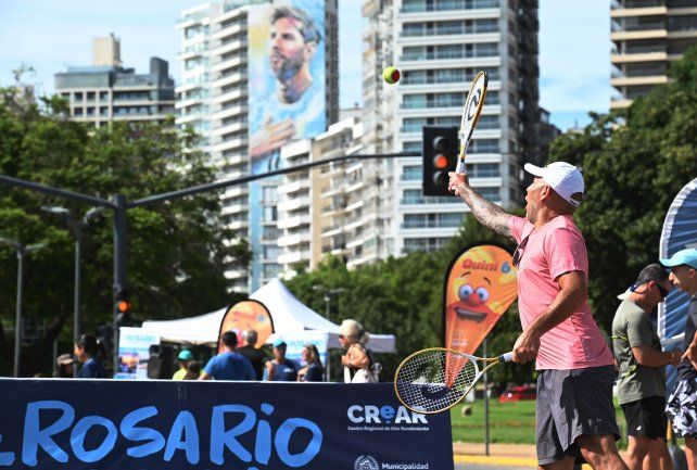 Tenis para todos. Frente al Monumento se montaron canchas para promocionar la Copa Davis